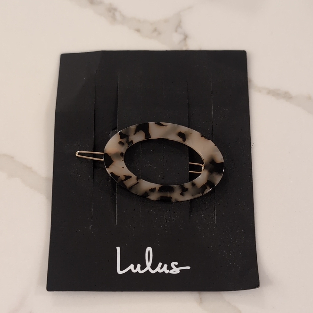 Lulu's Black and Cream Oval Hair Clip